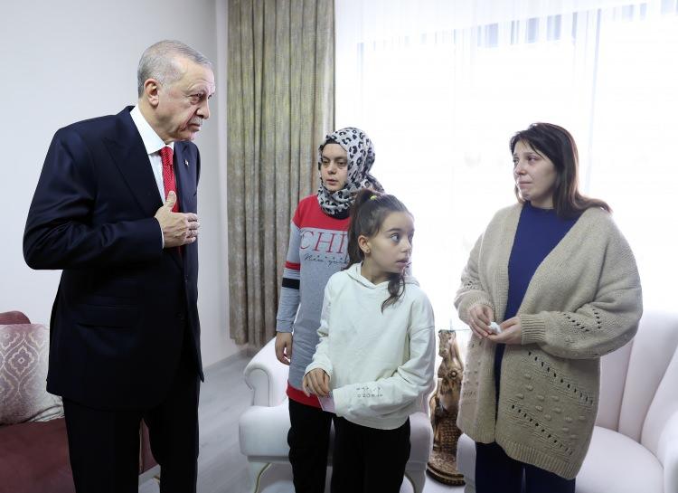 <p><span style="color:rgb(51, 51, 51)"> Erdoğan, Özlem Özçakır ile Enes Kırmızı'nın ailesine sabırlar diledi. </span></p>
