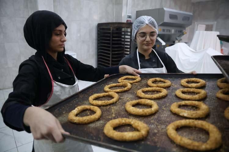 <p>Kurulan fırında çalışan öğrenciler, 6 Şubat Kahramanmaraş merkezli depremlerin ardından günlük <strong>35 bin ekmek üreterek</strong>, Elazığ ve Malatya olmak üzere depremden etkilenen illere gönderim gerçekleştirdiler. </p>