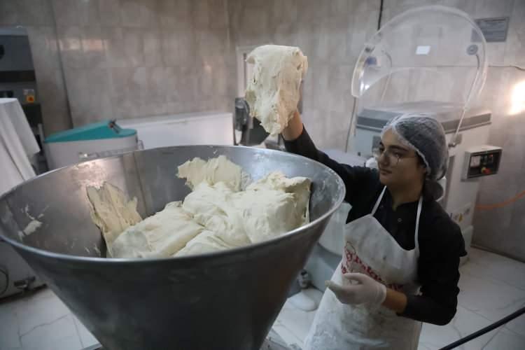 <p>İki usta gözetiminde 30 öğrencinin sırayla çalıştığı fırın, günlük 4 bin ekmeğin yanı sıra poğaça ve simit olmak üzere birçok ünlü mamul üretiyor. </p>