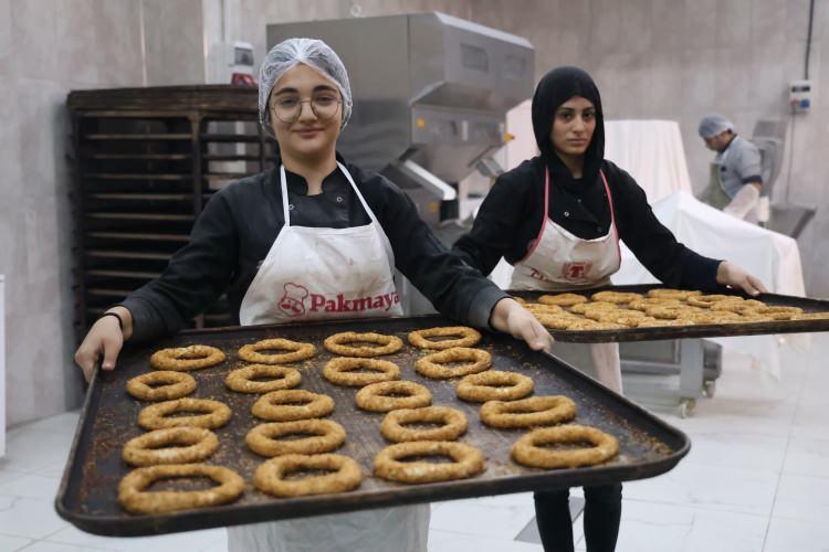 <p><strong>Elazığ Şehit Mehmet Öter Turizm Mesleki ve Teknik Anadolu Lisesi, bir yılda 2 milyon lira ciro yaptı.</strong> Öğrenciler bir yandan öğrenirken bir yandan da yaptıkları ürünlerden elde ettikleri kazançla okul harçlıklarını çıkartıyor.</p>