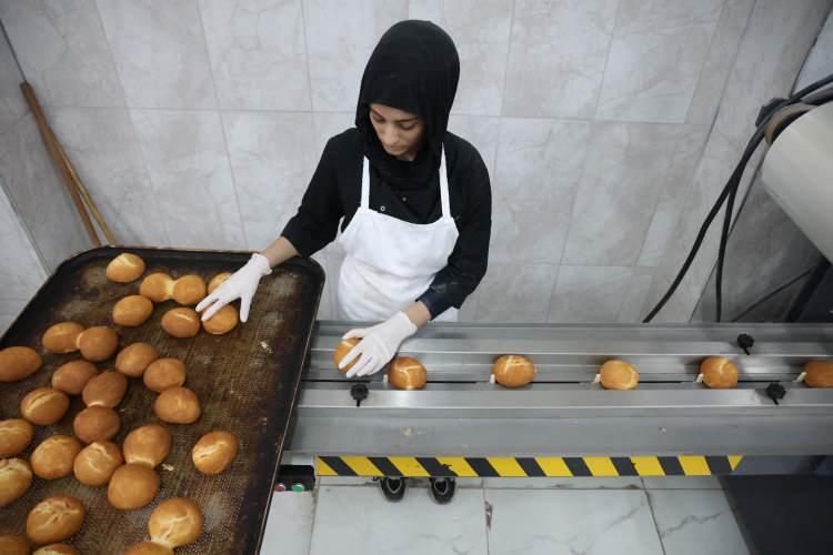 <p>Üretilen ürünler, Elazığ merkezde bulunan yatılı ve pansiyonlu okullara, öğrenci yurtları ile özel okulların yemekhanelerine gönderiliyor.  </p>
