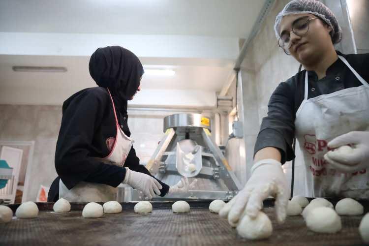 <p>Sadece fırından 2 milyon lira ciro elden edilirken, öğrenciler bir yandan öğreniyor bir yandan da döner sermayeden aldıkları ücret ile harçlıklarını çıkartıyor.</p>