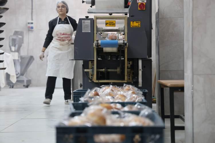 <p>Fırında kent genelindeki yatılı okullara ekmek, simit olmak üzere ünlü mamuller ürettiklerini dile getiren 11. Sınıf öğrencisi Elvan Çimen, <strong>"Hem okuyoruz hem de harçlığımızı kazanıyoruz. 11. Sınıf öğrenciyim. Burada bir şeyler öğrendiğimiz için eğlenceli geçiyor."</strong> diye konuştu.  </p>
