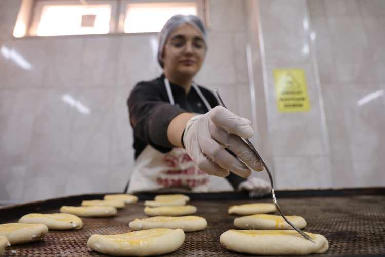 <p>Ecrin Ejder isimli öğrenci ise, <strong>"Burada okullara ekmek ve unlu mamuller yapıyoruz. Bunların paketleniyor ve taşınıyor. Ben 11. sınıf öğrencisiyim. Asgari ücretin yüzde 60'ı kadar maaş alıyoruz. Okul harçlığımız çıkıyor. Öğrendiklerimiz burada pratik sağlıyor."</strong> şeklinde konuştu.</p>
