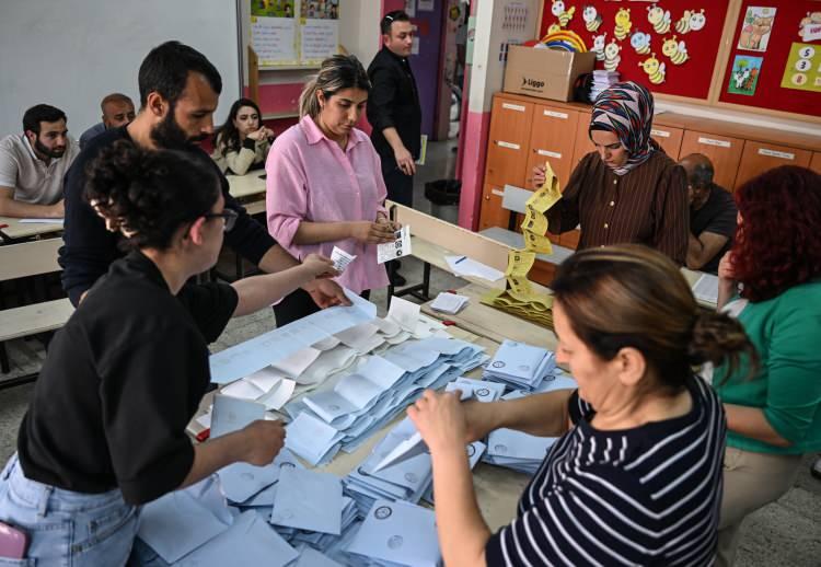 <p>DEM Parti yüzde 10,5 ile üçüncü parti konumunda yer alırken MHP yüzde 8,6'lık oyla dördüncü sırada geldi.</p>