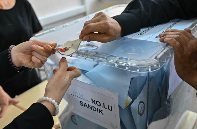 <p>İyi Parti ise yüzde 6,4'lük oy oranıyla ankette beşinci sırayı aldı.</p>