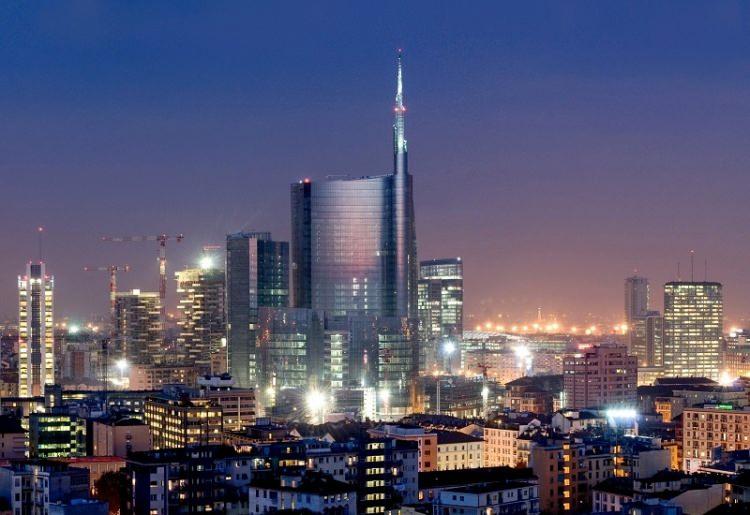 <p><strong><span style="color:#B22222">35) UNICREDIT KULESİ (İtalya) </span> | 231 METRE</strong></p>