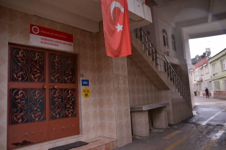 <p>Osmangazi il&ccedil;esi Yeşilova Mahallesi'ndeki Canlılar Camisi 1980 yılında 9&rsquo;uncu Gazi Sokak &uuml;zerine inşa edildi.&nbsp;</p>
