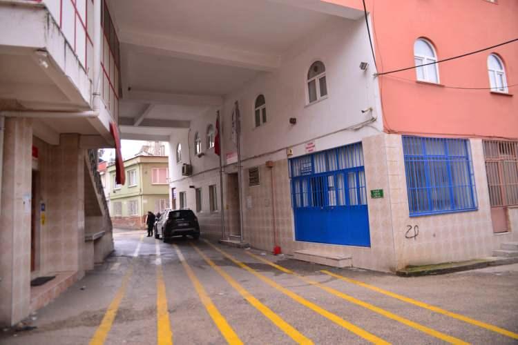 <p>Musalla taşı da alttaki yol &uuml;zerinde bulunuyor. Caminin kalabalık olduğu g&uuml;nlerde cemaat, ara&ccedil;ların ve yayaların da ulaşım yolu olarak kullandığı sokakta namazlarını kılıyor. Cemaati g&ouml;ren ara&ccedil; s&uuml;r&uuml;c&uuml;leri ile yayalar ise farklı sokakları kullanarak, gidecekleri yere ulaşıyor.</p>
