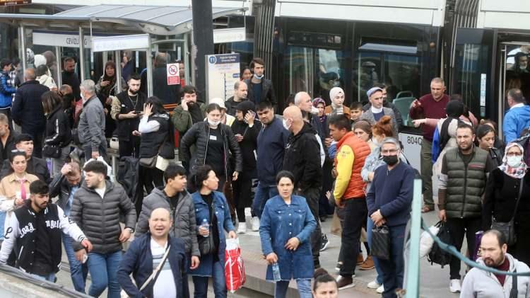 <p>Doç. Dr. Güner, hastanelerdeki hastalık istatistiklerini gün gün takip ettiklerini vurgulayarak, <em><strong>"Bununla ilgili Halk Sağlığı Bulaşıcı Hastalıklar birimimiz var. Uzmanlarımızla olası bir pandemiyle, salgınla ilgili erken uyarı sistemini çalıştırarak sürekli takip ediyoruz. İstanbul'da üst solunum yolu enfeksiyonlarında geçtiğimiz yıla göre mevsimsel bir artış olmakla beraber önceki seneye göre herhangi bir tehdit eden durumla karşı karşıya değiliz."</strong></em> ifadesini kullandı.</p>

<p> </p>
