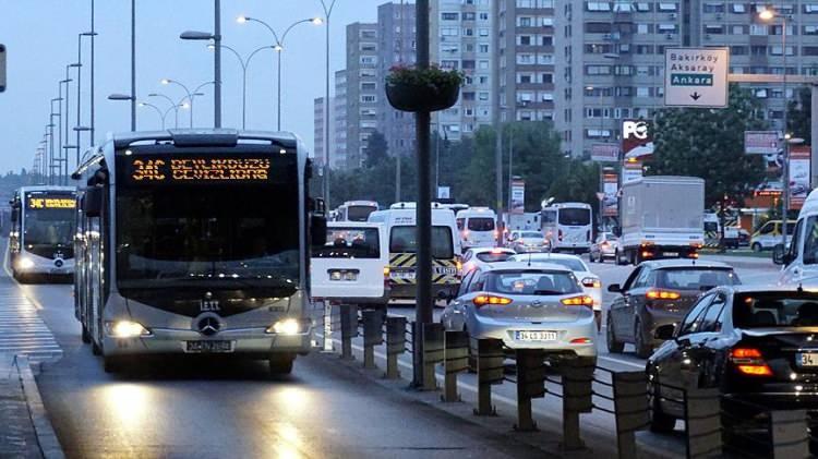 <p>Üst solunum yolu enfeksiyonlarında yaşanan artışın ilkbaharın gelmesiyle azalmasını beklediklerinin altını çizen Güner, <em><strong>"Tüm sağlık personeliyle beraber sahadayız. Vatandaşımızın yüksek sağlık hizmeti alması ve kendi sağlığının korunması için mesai kavramı gözetmeksizin 24 saat sağlık personelimizle beraber mücadelemizi ediyoruz."</strong></em> bilgisini paylaştı.</p>

<p> </p>
