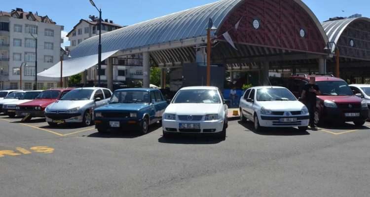 <p><strong>27 AĞUSTOS - </strong>Ticaret Bakanlığınca hazırlanan yönetmelikle ikinci el motorlu kara taşıtı satışlarında Güvenli Ödeme Sistemi'nin herkes tarafından kullanılması zorunlu hale getirildi.</p>
<p> </p>