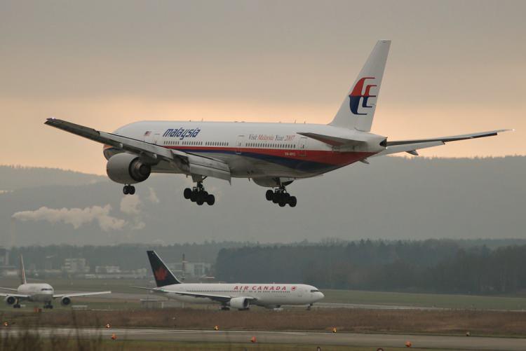 <p><strong>KALKIŞTAN KISA BİR SÜRE SONRA RADARDAN KAYBOLDU</strong></p>
<p> </p>
<p>Malezya Havayolları tarafından işletilen Boeing 777-200 Malezya'nın başkenti Kuala Lumpur'dan Çin'in başkenti Pekin'e yolcu uçuşu yapmak üzere havalandı. Uçakta 226 yolcu ve 12 mürettebat bulunuyordu. <strong>Uçak Tayland Körfezi üzerindeki seyri sırasında radar ekranından kayboldu.</strong></p>
