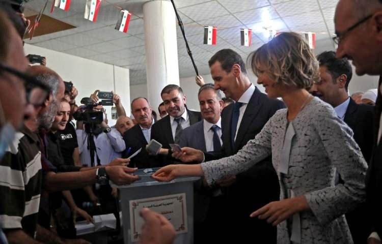 <p>Esed ve eşi, rejimin 13 yıl süren yıkıcı iç savaşın ardından iktidarını kaybetmesi sonrası Moskova'dan sığınma talep etmişti.</p>
