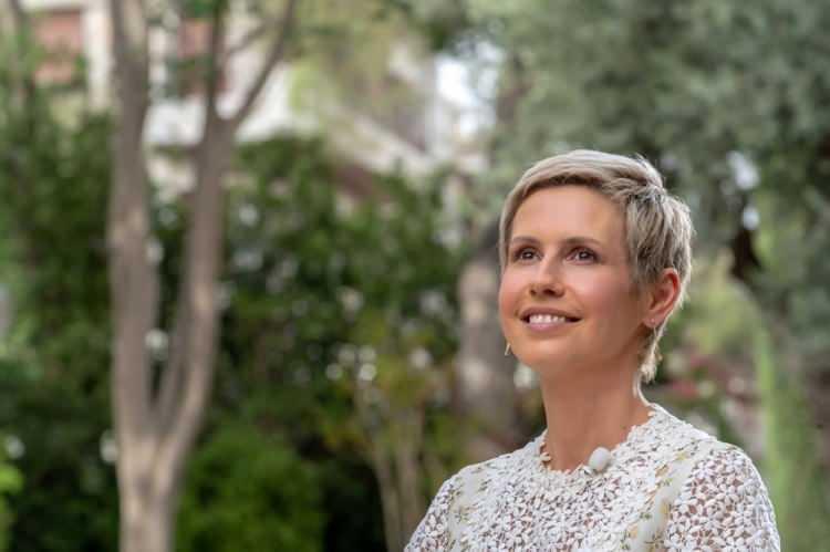 <p>Suriye devlet başkanlığı, bu yılın mayıs ayında o zamanki First Lady'ye kemik iliği ve kanda görülen agresif bir kanser türü olan akut miyeloid lösemi teşhisi konulduğunu açıkladı.</p>
