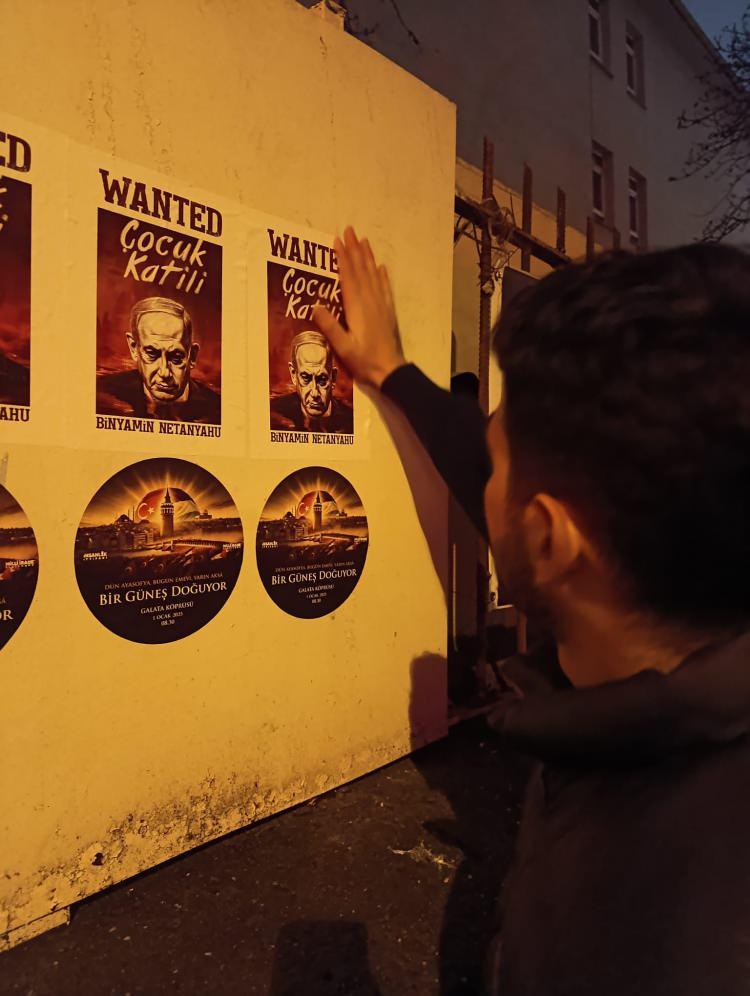 <p>Grup, <strong>"Wanted Netanyahu" </strong>sloganıyla hazırlanan görselleri, İstanbul'un farklı noktalarına asarak, uluslararası kamuoyunu Filistin'deki zulme karşı harekete geçmeye çağırdı.</p>
