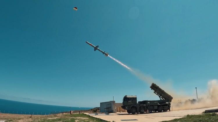 <p><strong>18 AĞUSTOS- </strong>Roketsan tarafından geliştirilen karadan karaya seyir füzesi silah sitemi Atmaca UM (Kara Atmaca), atışlı test çalışmalarında hedefini tam isabet vurarak, en uzun menzilli ve en uzun süreli uçuşunu gerçekleştirdi.</p>
<p> </p>