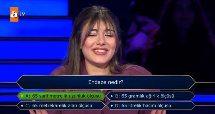 <p><span style="color:#000000"><strong>Doğru yanıtın "A" şıkkı olduğunu gören yarışmacı, büyük bir mutluluk yaşadı. </strong></span></p>