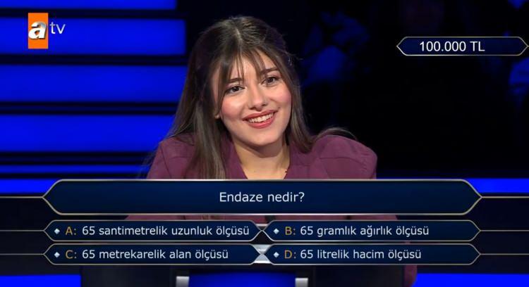 <p><span style="color:#000000"><strong>100 bin TL değerindeki soruya ulaşmayı başaran yarışmacının karşısına "Endaze nedir?" sorusu çıktı.</strong></span></p>
