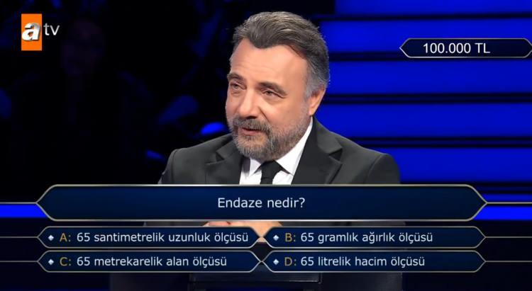 <p><span style="color:#000000"><strong>"A: 65 santimetrelik uzunluk ölçüsü", "B: 65 gramlık ağırlık ölçüsü", "C: 65 metrekarelik alan ölçüsü" ve "D: 65 litrelik hacim ölçüsü" seneçekleri arasında kararsızlık yaşayan yarışmacı bir süre düşündü.</strong></span></p>
