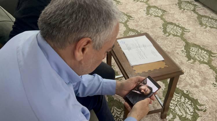 <p>Sedneya cezaevindeki mahkumların görüntüleri arasında evladını da gören baba Alhasan’ın içinde yıllar sonra evladına kavuşabilmenin umudu yeşerdi.</p>
