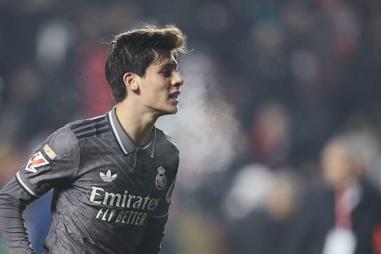 <p>İspanyol devi Real Madrid'in La Liga'da Sevilla'yı 4-2 yendiği maçta Arda Güler, 71'inci dakikada dahil oldu.</p>