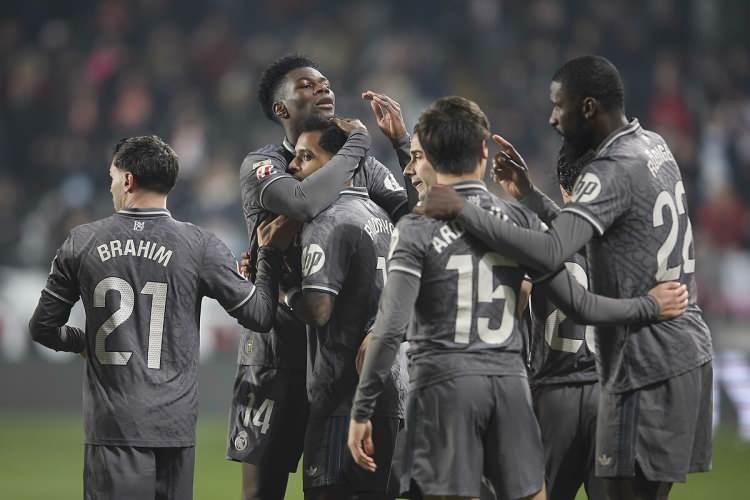 <p>Real Madrid, La Liga'nın 19'uncu haftasında Sevilla'yı konuk ettiği maçtan 4-2'lik skorla galip ayrıldı.</p>