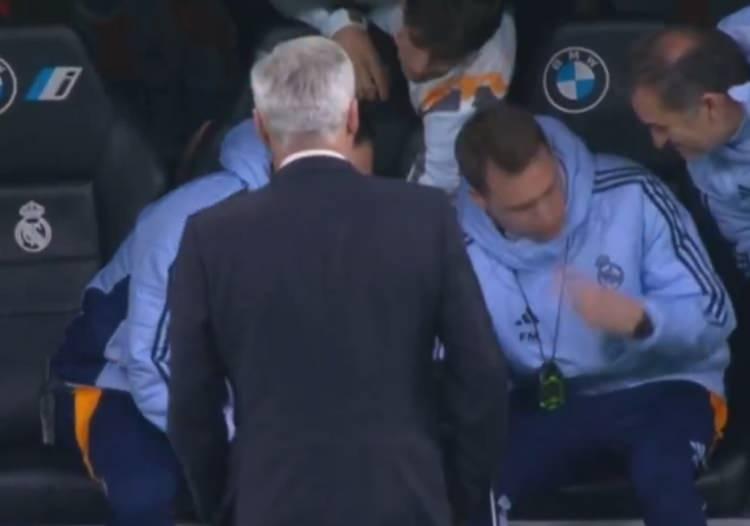 <p>19 yaşındaki futbolcu, Real Madrid'in bulduğu golde yaşadığı sevinç esnasında elindeki su şişesini teknik direktör Carlo Ancelotti'nin koltuğuna düşürdü ve koltuğun ıslanmasına neden oldu.</p>