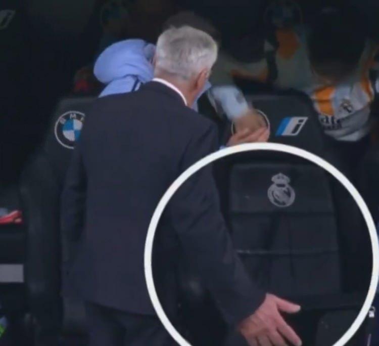 <p>Ancelotti'nin kurmayları ile konuşmasında milli futbolcunun büyük bir çaba ile su döktüğü yeri kurulamaya çalıştığı görüldü.</p>