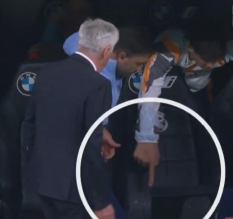 <p>Ancelotti'nin koltuğa yöneldiği sırada Arda Güler, teknik ekibi uyararak koltuğun ıslandığını işaret etti.</p>