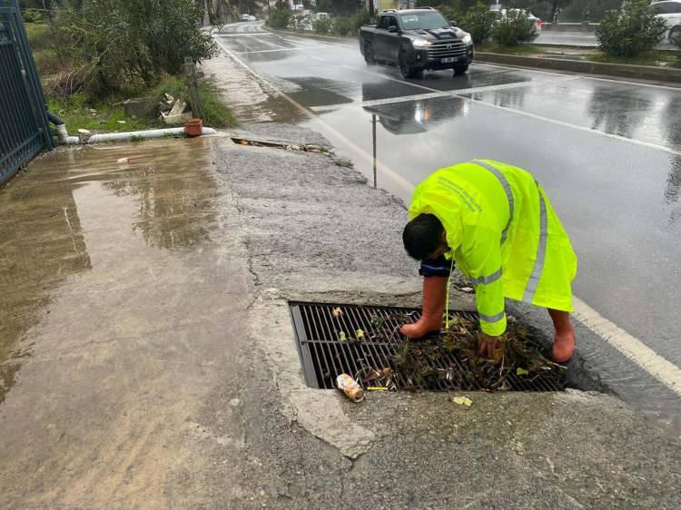 <p>Meteoroloji Genel Müdürlüğü'nün uyarısının ardından Muğla’nın Bodrum ilçesinde sabah saatlerinde aniden bastıran sağanak nedeniyle cadde ve sokaklar suyla doldu. </p>
