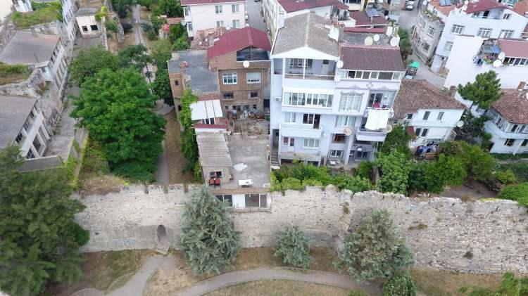 <p>UNESCO Dünya Miras Geçici Listesi'nde yer alan ve Sinop'un önemli simgelerinden biri olan 2800 yıllık tarihi <strong>"Sinop Kalesi"</strong> sırtındaki kamburu atmaya hazırlanıyor.</p>