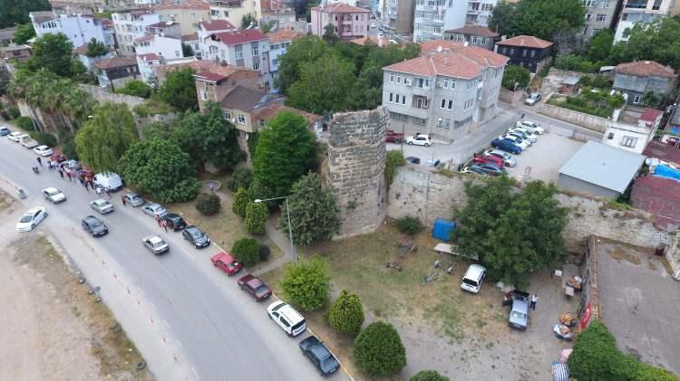 <p>Milattan önce 8. yüzyılda inşa edilen 25 metre yüksekliğindeki <strong>"Sinop Kalesi"</strong> surlarında bulunan tapulu 6 gecekondu için kamulaştırma süreci başlatıldı. </p>
