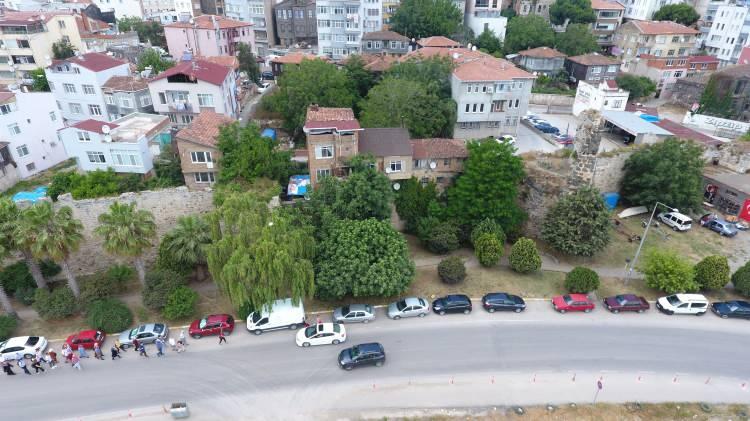 <p>Sinop Valiliği, Sinop Kalesi'nin üzerinde ve koruma alanında bulunan, yıllar önce inşa edilen gerek fiziksel gerekse estetik açıdan kaleye <strong>"yük" </strong>olan, vatandaşlarca <strong>"kalekondu" </strong>olarak tabir edilen 6 adet yapının kaldırılması sürecinin <strong>Çevre, Şehircilik ve İklim Değişikliği Bakanlığı </strong>tarafından başlatıldığını duyurdu.</p>