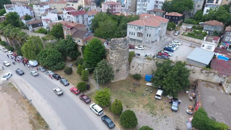 <p>MÖ 7. yüzyıldaki Kimmer saldırılarıyla yıkılan kale surlarının Pontus hükümdarlarından IV. Mithridat döneminde onarımı yapılmış ve kale bugünkü sınırlarına genişletilmiş.</p>
