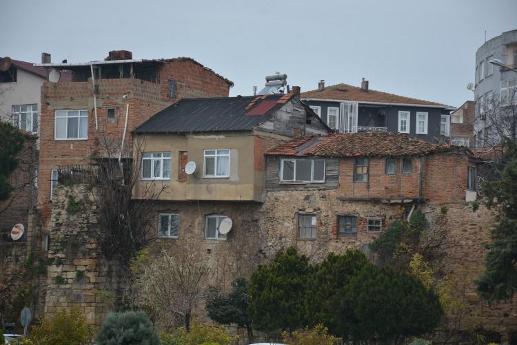 <p>Sinop Kültür ve Turizm Müdürlüğü web sitesinde yer alan bilgiye göre Sinop Kalesi, ilk olarak milattan önce (MÖ) 8. yüzyılda Milet'ten gelerek Sinop'ta yerleşip koloni kuran göçmenler tarafından yapılmış.  </p>
