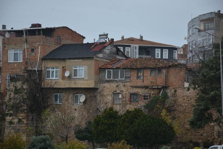 <p>Romalılar ve Bizanslılar döneminde de devamlı onarım gören kale, 1214 ve 1261 yıllarında Selçukluların eline geçmiş</p>