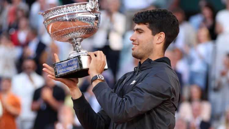 <p>9 Haziran - Fransa Açık'ta (Roland Garros) tek erkekler finalinde 3 numaralı seribaşı Carlos Alcaraz, 4 numaralı seribaşı Alexander Zverev'i 3-2 yenerek şampiyon oldu.</p>
