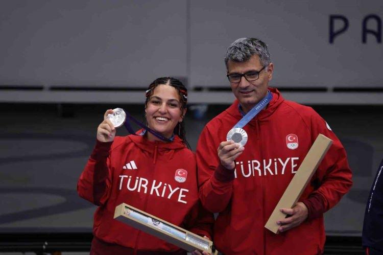 <p>30 Temmuz - Paris 2024 Yaz Olimpiyat Oyunları'nda millî atıcılarımız Yusuf Dikeç ve Şevval İlayda Tarhan, 10 metre havalı tabanca karışık takım kategorisinde ülkemize gümüş madalya kazandırdı.</p>
