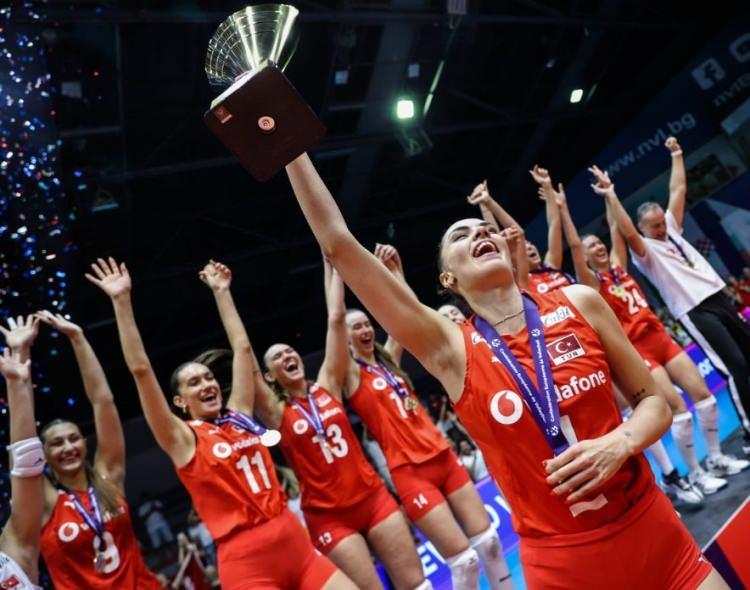 <p>17 Ağustos - Türkiye U20 Kadın Voleybol Takımı Avrupa Şampiyonu oldu.</p>
