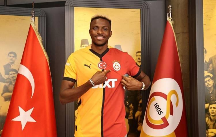 <p>4 Eylül - Galatasaray, 100 milyon Euro piyasa değerindeki Victor Osimhen'i bir yıllığına kiralık olarak kadrosuna kattı.</p>
