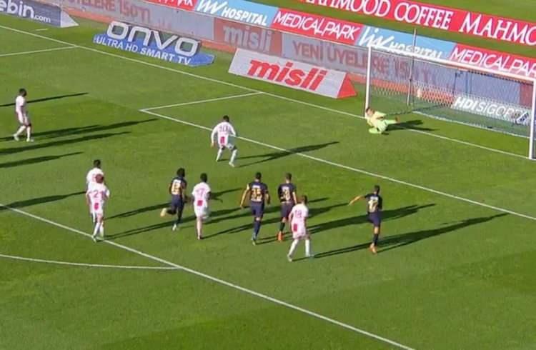 <p>Kasımpaşa maçında 2 kez penaltı kaçıran Ntcham, Hatayspor karşılaşmasında da bir penaltı atışını golle sonuçlandıramadı.</p>