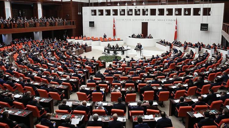 <p>AA muhabirinin aldığı bilgiye göre, 2025 yılı bütçe görüşmelerinin ardından haftalık çalışmasına 24 Aralık Salı günü başlayacak Genel Kurul, Devlet Memurları Kanunu ile Bazı Kanun ve Kanun Hükmünde Kararnamelerde Değişiklik Yapılmasına Dair Kanun Teklifi'ni görüşecek.</p>
