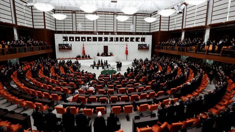 <p>Uluslararası kuruluşlarda görevlendirilenler ile kamu sermayeli kurum veya kuruluşların yurt dışı birimlerinde çalışanların memur olan eşlerine 10 yılı aşmamak üzere, görev süresince aylıksız izin verilebilecek.</p>

<p>Devlet Denetleme Kurulu, vakıflar, kooperatifler, birlikler ve bunların ortaklık ve iştiraklerinde her türlü idari soruşturma, inceleme, araştırma ve denetleme yapabilecek.</p>

<p>Sanayi ve Teknoloji Bakanlığı, döner sermaye işletmesi kurmaya yetkili olacak.</p>
