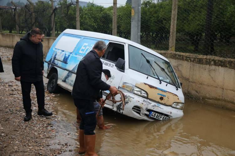 <p>Bodrum’da etkisini gösteren sağanak sebebiyle sokak ve caddeler göle dönerken, araç sürücüleri ise zor anlar yaşadı.</p>

<p> </p>
