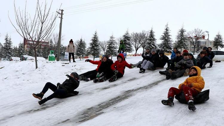 <p>Meteoroloji Genel Müdürlüğü tarafından yapılan son tahminlere göre yurt genelinin çok bulutlu, Marmara'nın güney ve batısı, Ege, (Hatay ve Osmaniye dışında) Akdeniz, İç Anadolu'nun güney ve batısı ile Batı Karadeniz ve Güneydoğu Anadolu'nun batısının yağışlı geçeceği tahmin ediliyor.</p>