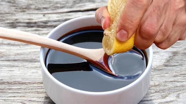 <p>Yemekten önce pekmez ve limon karışımı içmek, <strong>cilt sağlığını iyileştirir</strong> ve cildin daha genç ve sağlıklı görünmesini sağlar. Çünkü <strong>pekmez</strong>, cilt yenilenmesi için hücreleri aktif ederken, <strong>limonun</strong> içeriğindeki <strong>C vitamini</strong> cildin parlaklığını artırır.</p>