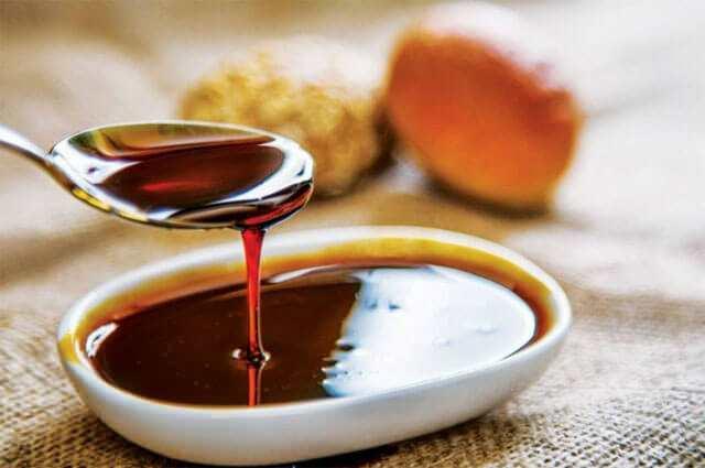 <p>Yemekten önce pekmez ve limon karışımı içmek gün boyu enerjik hissetmenize yardımcı olur. Çünkü <strong>pekmezin</strong> içeriğindeki doğal şeker vücuda enerji sağlar ve <strong>limon</strong> da metabolizmayı hızlandırarak bu enerjinin daha verimli kullanılmasına destek olur.</p>