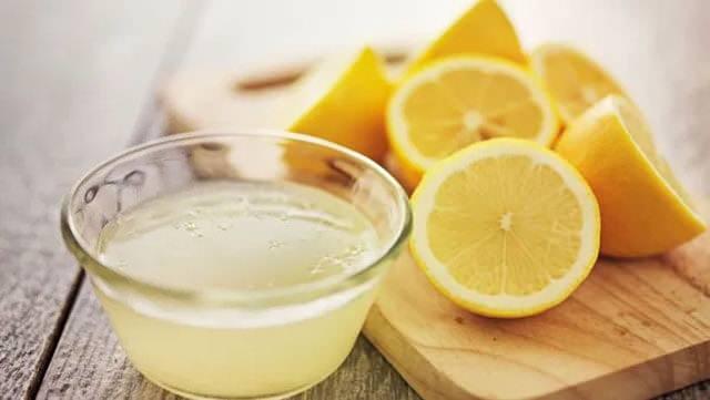<p><strong>Pekmez</strong>, içerdiği zengin <strong>demir</strong> sayesinde bağışıklık sistemini güçlendirir. <strong>Limon</strong> ise içerdiği yüksek <strong>C vitamini</strong> ile bağışıklık hücrelerinin işlevini artırır. Yemekten önce pekmez ve limon karışımı içmek, soğuk algınlığı ve grip gibi hastalıklara karşı vücudu koruyarak hastalığa yakalanmayı önleyebilir.</p>