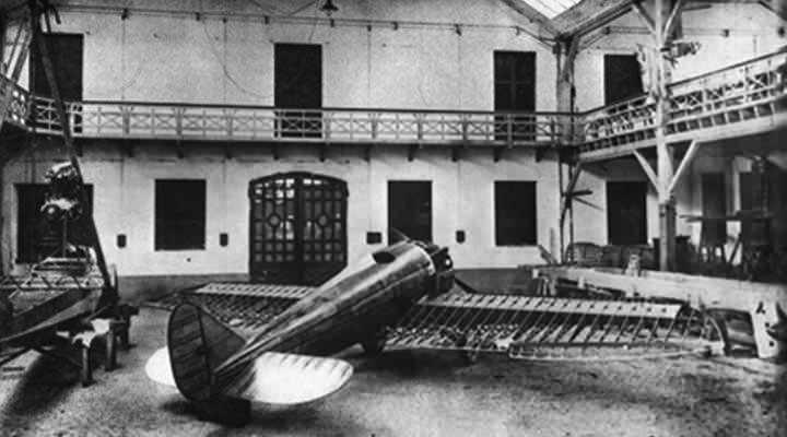 <p><strong>1915</strong></p>
<p> </p>
<p>Piaggio kanatlarını açıyor<br />
Piaggio markalı hava motorları ve sertifikalı uçaklar fabrikadan çıkıp ilk kez piste çıkıyor.</p>